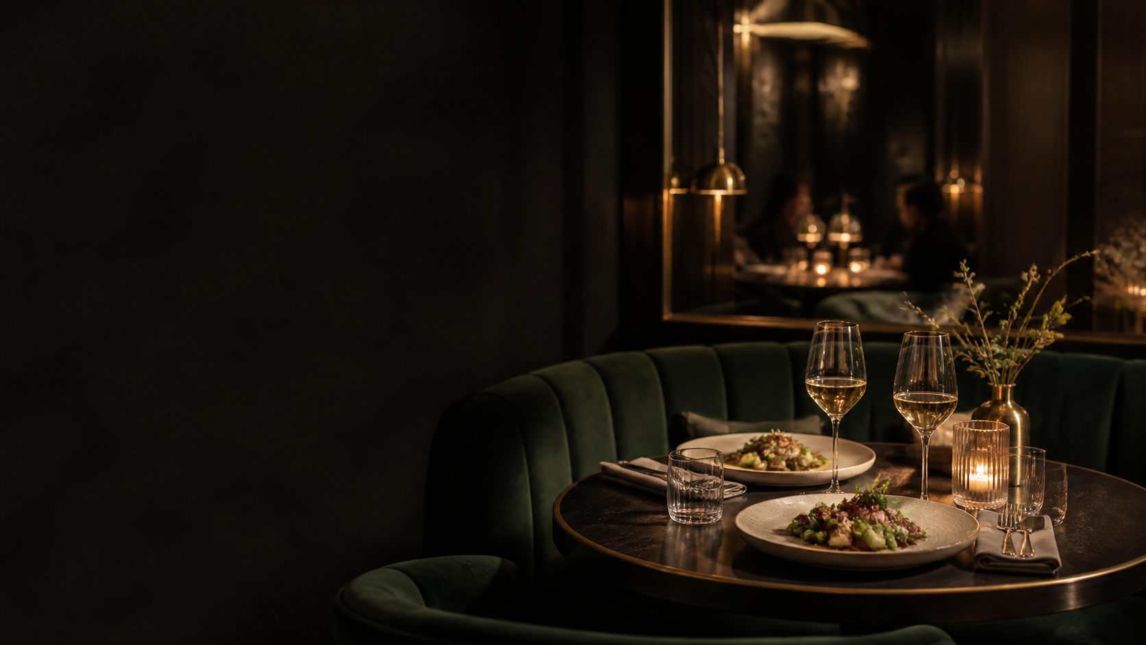 Warm verlicht restaurantinterieur met gedekte tafel